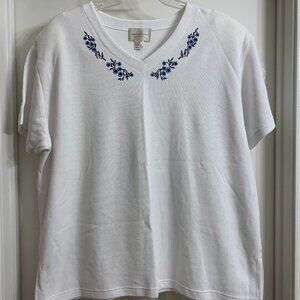 Capistrano Essential Women's White Ribbed Blouse with Blue Flowers Size 22/24